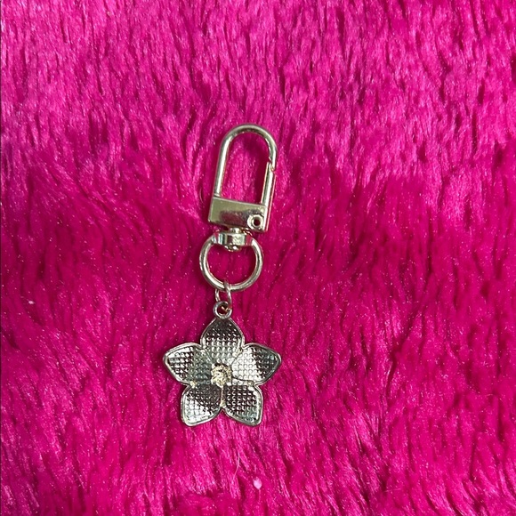 Elegant Gold and White Flower Keychain - Picture 2 of 3